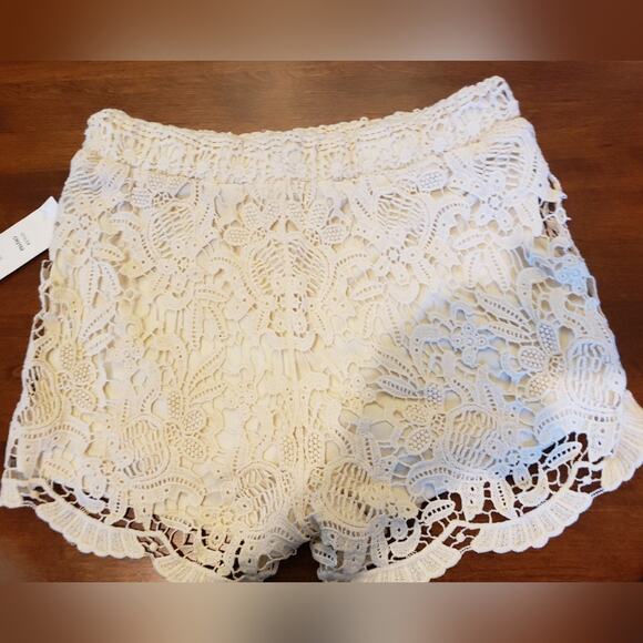 Nabee M creme shorts, fully lIned‎ - Picture 2 of 6